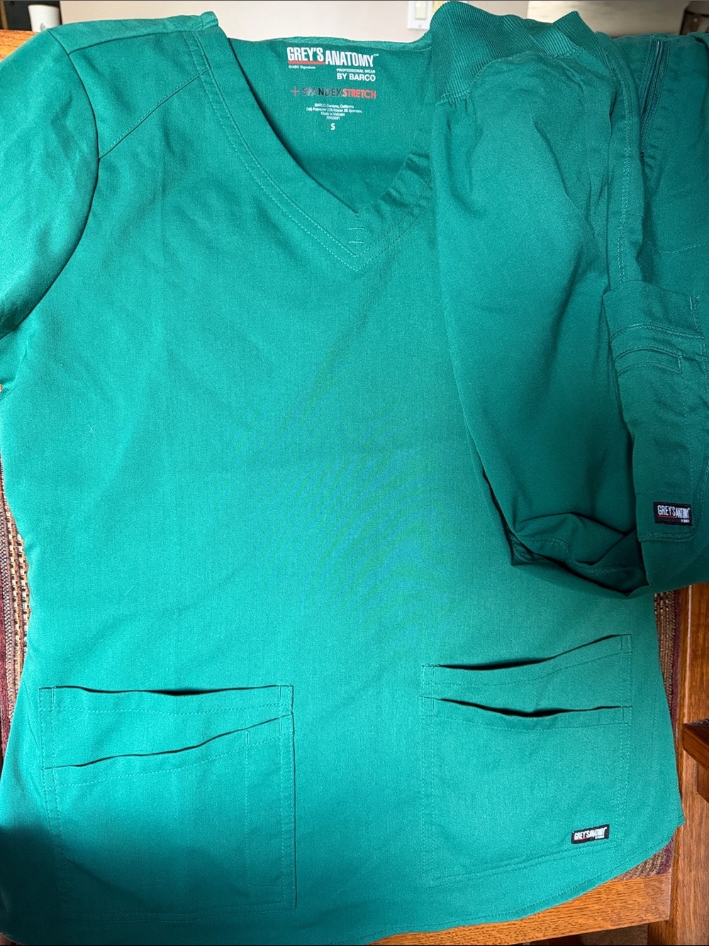 EUC- Greys Anatomy Women’s Small/ Sm. Petite Scrub Top/Jogger Pant Hunter Green